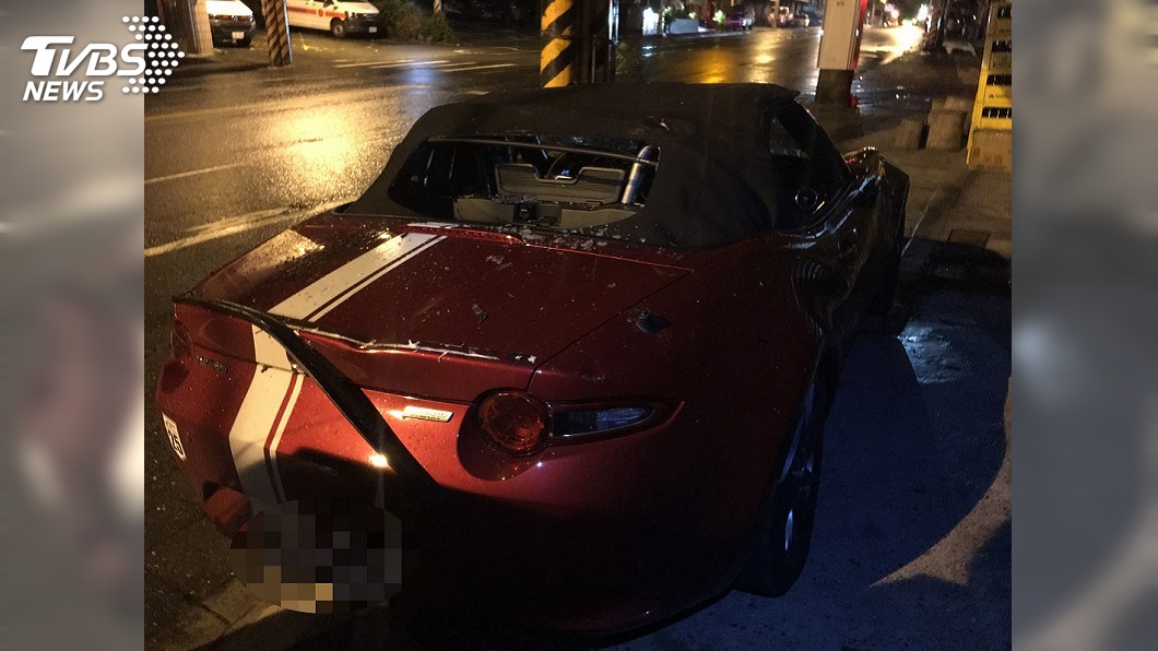 飛來橫禍!蘇花路樹突倒塌 砸中路過敞篷跑車