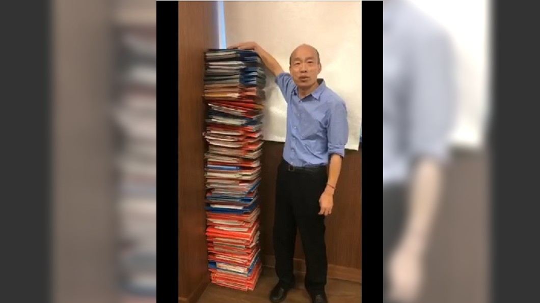 中午突開直播　韓國瑜秀「批的公文跟自己一樣高」