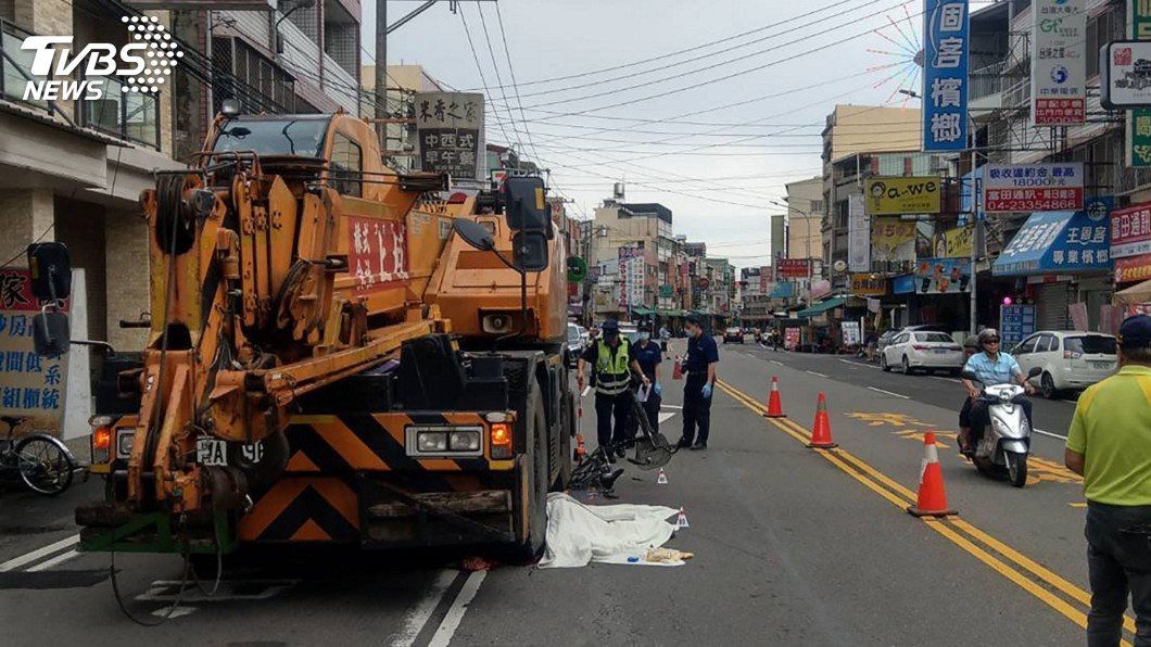 疑大型車死角肇事 起重機輾斃婦人駕駛送辦