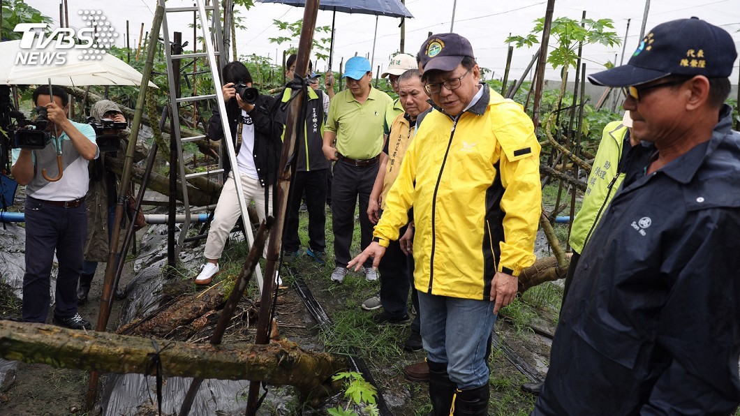 雨下不斷屏東瓜果受損嚴重 潘孟安勘災