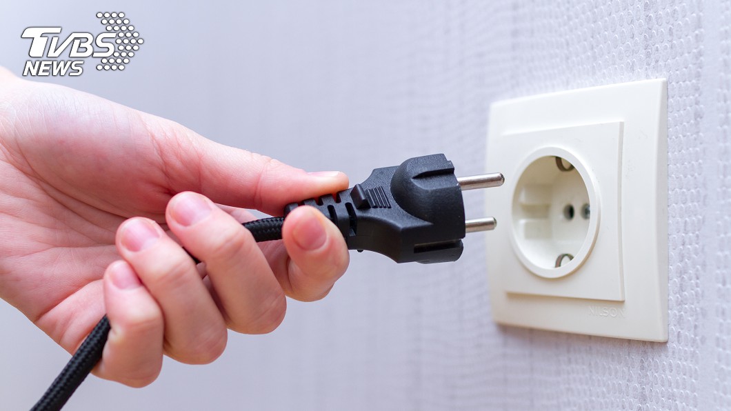 拔掉插頭能省電？　拔不拔在這「關鍵因素」
