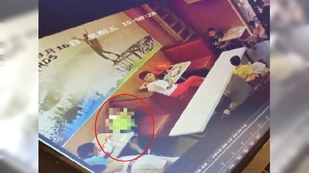 速食店邊玩手機邊充電 男孩突「抽蓄抖動」慘死