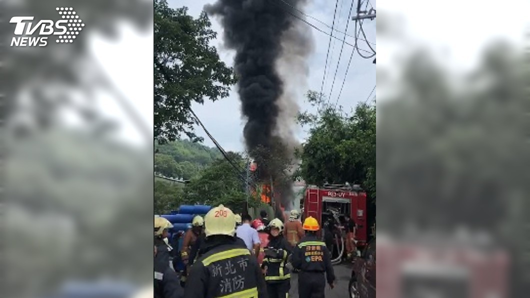 黑煙竄天！化學槽車擦撞圍籬起火　松香水工廠虛驚