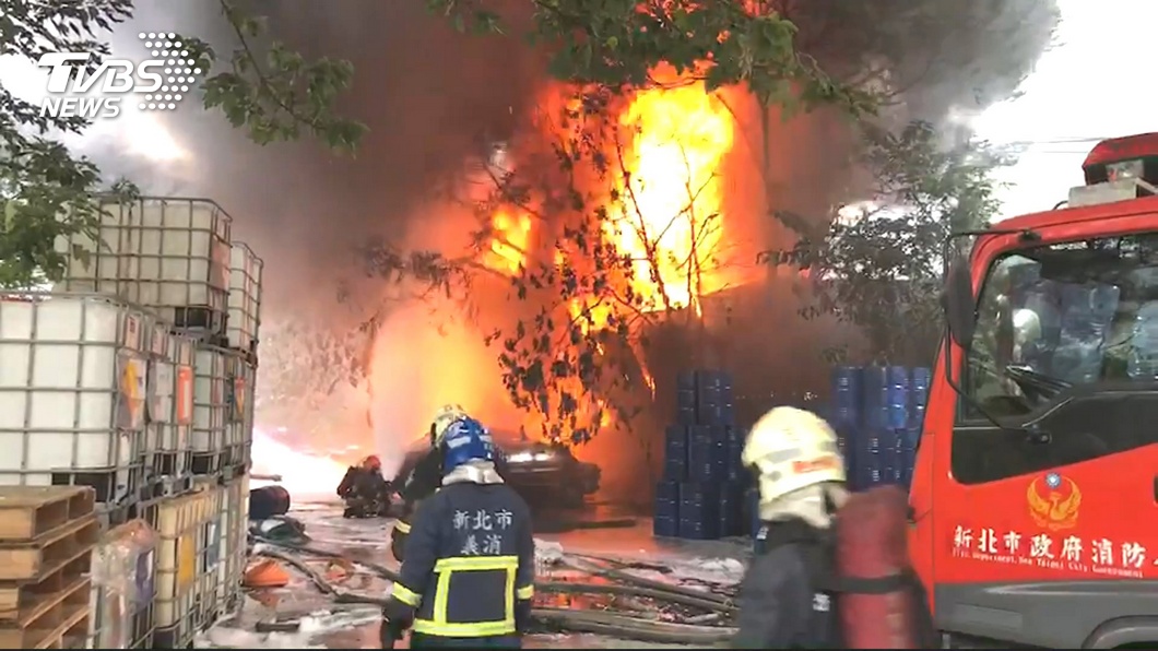 倒車撞圍籬車著火 8千公升二甲苯恐爆炸