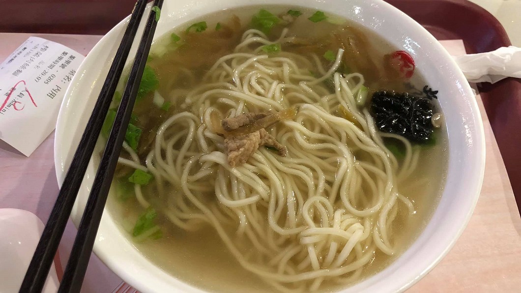 花80元買麵 他見「2條」傻眼:詐財肉絲麵?