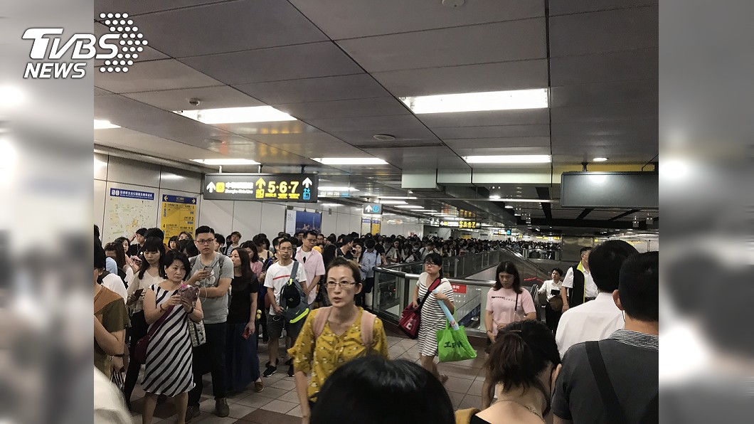 因江子翠站軌道系統訊號異常,造成沿線車站忠孝新生水洩不通。圖/TVBS
