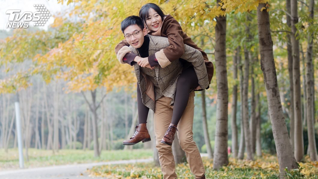 旁邊有手扶梯…男卻揹女友爬樓梯 網讚:學起來