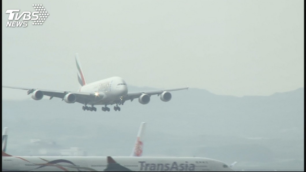 孩童鬧機餅乾、書籍丟滿地 空服員嘆沒休
