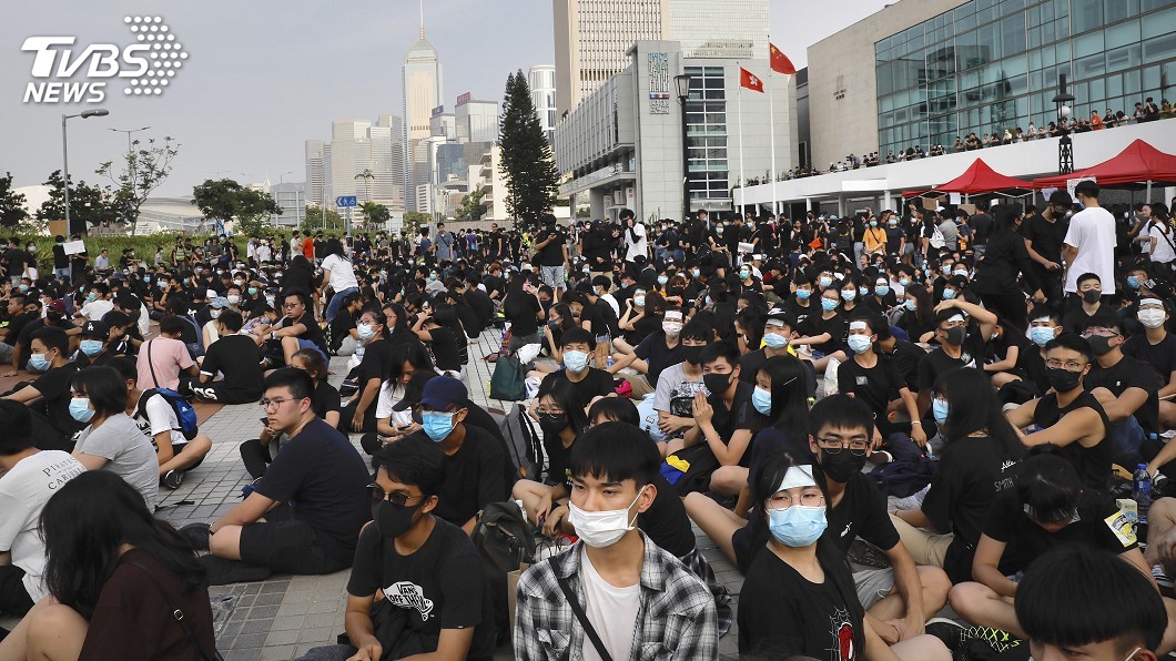 白衣人暴力事件滿月 元朗地鐵又見衝突