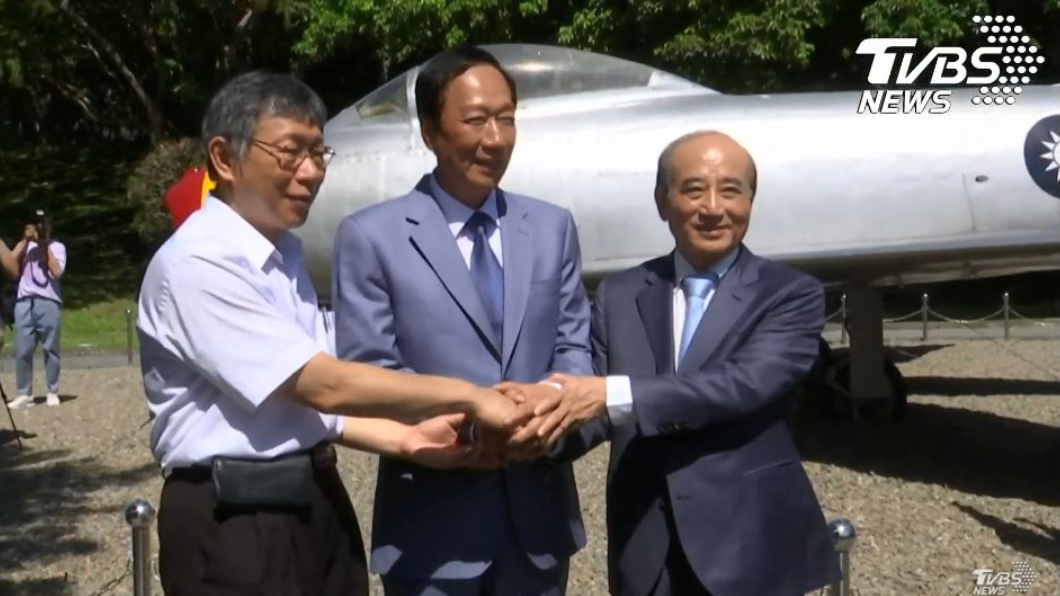 避談選舉!「郭柯王」合影雙手緊握 抗議人士亂入