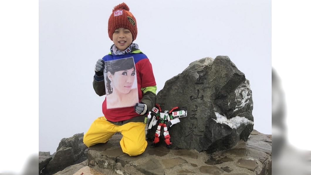 想離媽媽近一點! 8歲男童「帶母遺照」攻頂玉山
