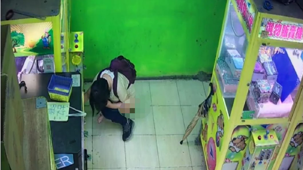 超噁!女子闖夾娃娃店「烙賽」 沒擦屁股就離開