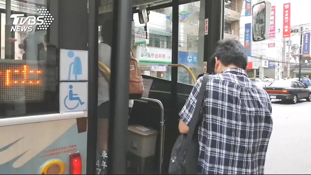 雙北公車上下車皆刷卡　2/1起少刷就沒轉乘優惠