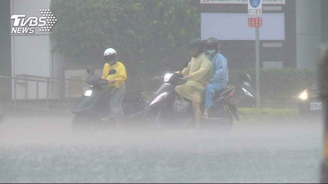 劇烈豪雨狂襲!高雄市3警戒區明天停班、停課
