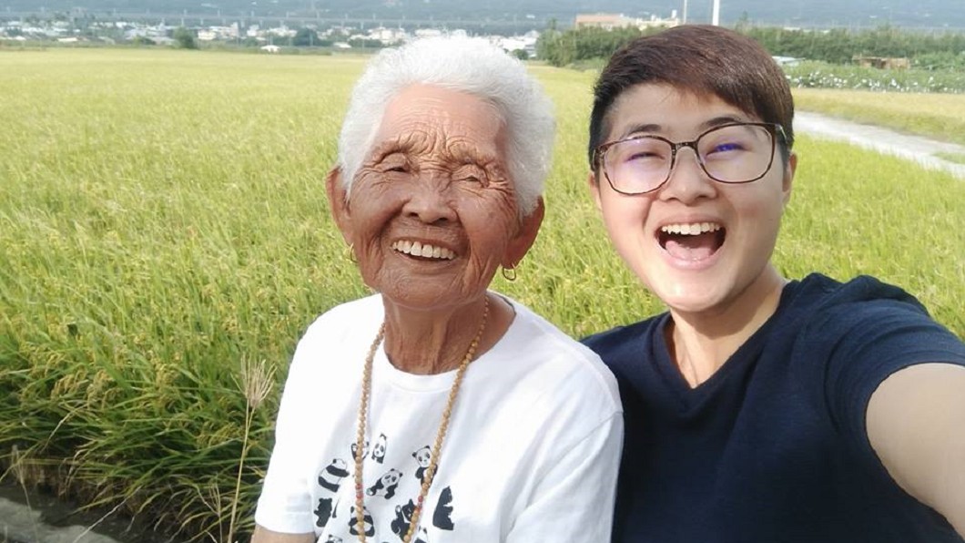 最老網紅「快樂嬤」辭世 孫女泣:再也不會回來