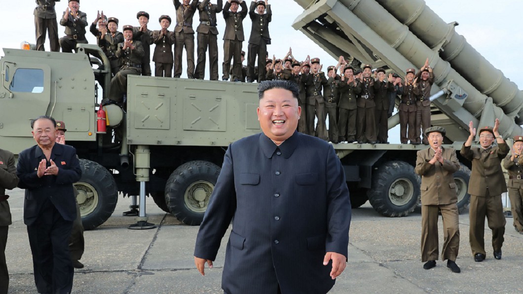 金正恩親自指揮 北韓試射「超大型火箭砲」