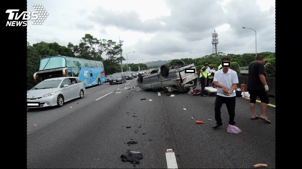 國3休旅車突爆胎翻覆!釀1死7傷