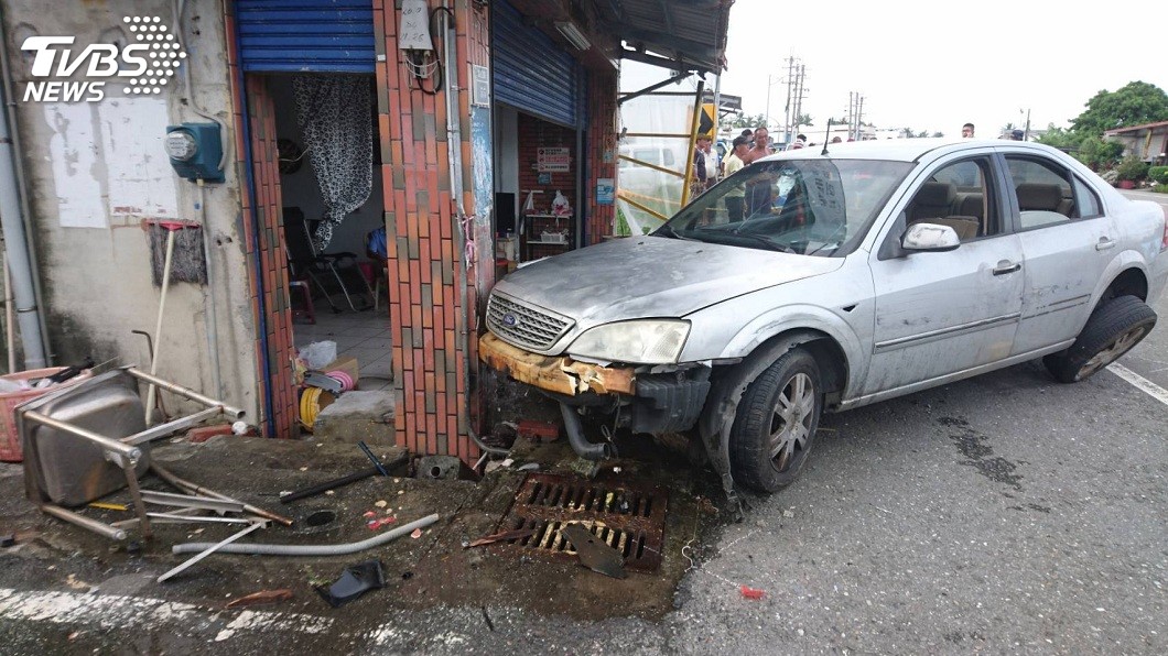 轎車失控撞民宅 婦找鄰居聊天起身返家遭撞亡