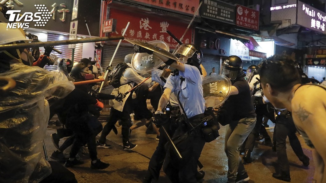 反送中運動以來　港警825首度發射水砲與實彈
