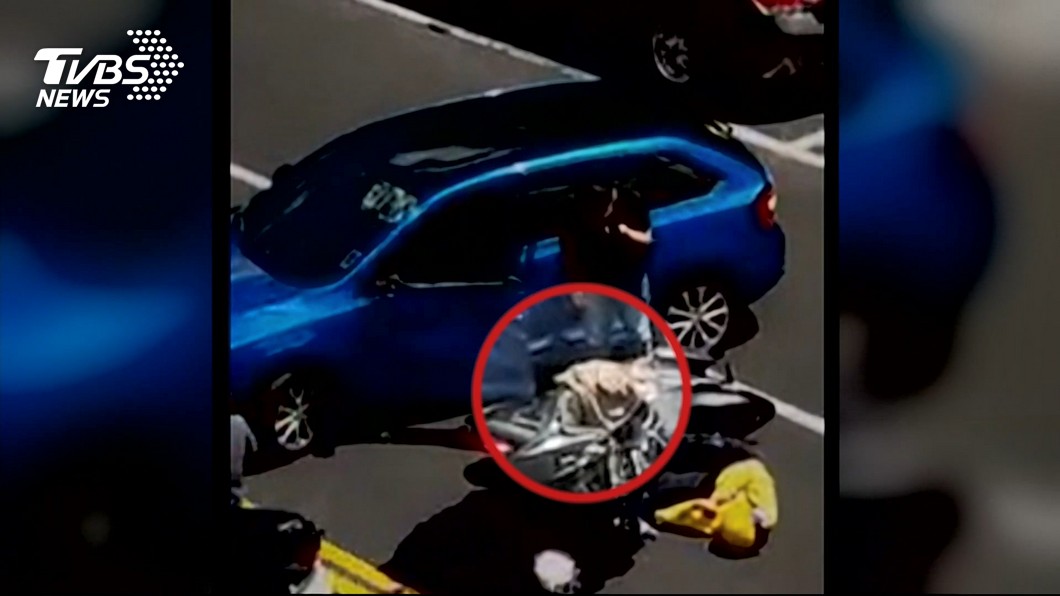 王姓女子被違規迴轉的藍色小客車撞上，連人帶車種率在地，經搶救後仍回天乏術。圖／TVBS
