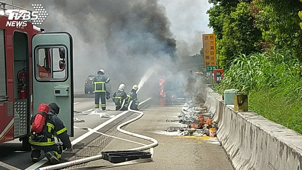貨車載運油漆 行經國道突起火燃燒