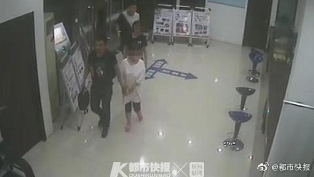 人妻趁交保時潛逃,冒用雙胞胎妹妹身分生活4年終於被查到逮捕。(圖/翻攝自微博)