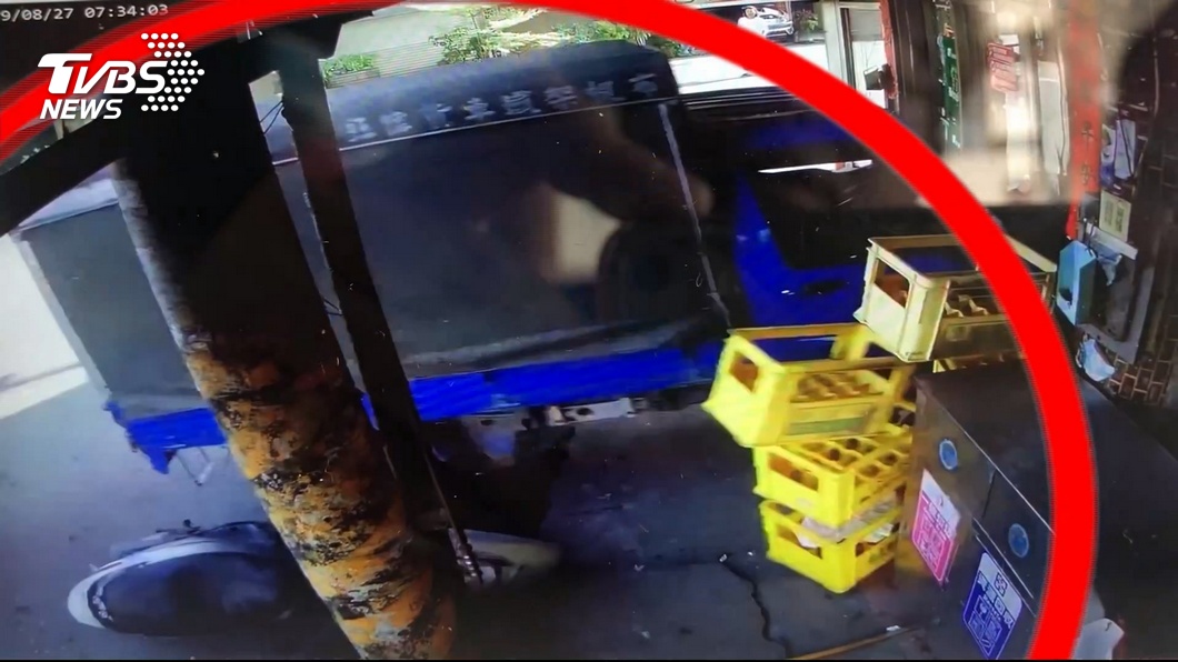 血糖低、暈眩! 小貨車撞進雜貨店駕駛輕傷