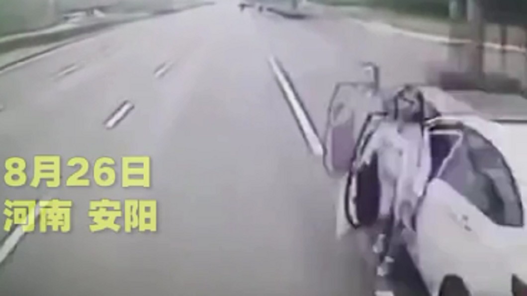 女駕駛疑似沒注意到後方來車。圖/翻攝自微博
