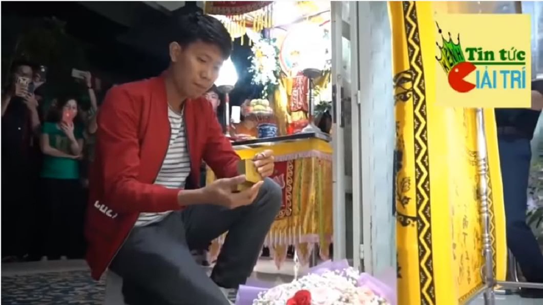 未婚妻準備婚禮車禍亡 男在靈堂唱《童話》惹哭親友