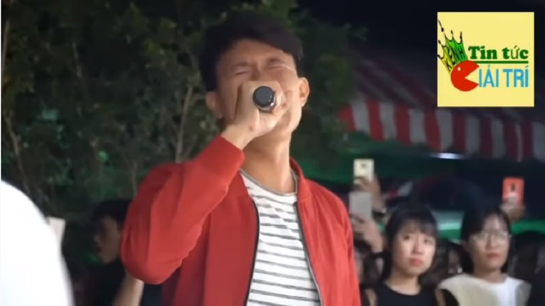 原本約定好要在婚禮上唱著光良的《童話》，男子只能在靈堂前唱著，感動了所有人。(圖／翻攝自YouTube)