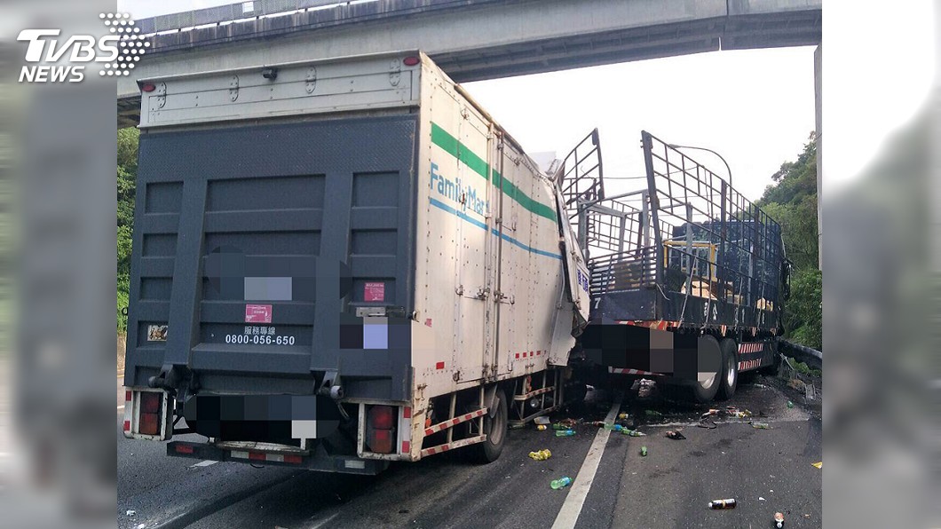 國道3號南向龍潭段大貨車擦撞 車輛回堵