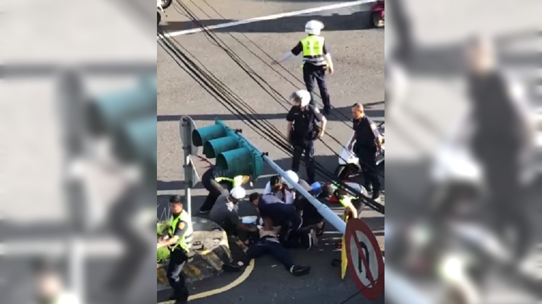 勇警出撞分隔島,圖/翻攝自爆廢公社