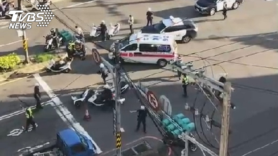 勇警追捕可疑車輛!重撞分隔島送醫不治