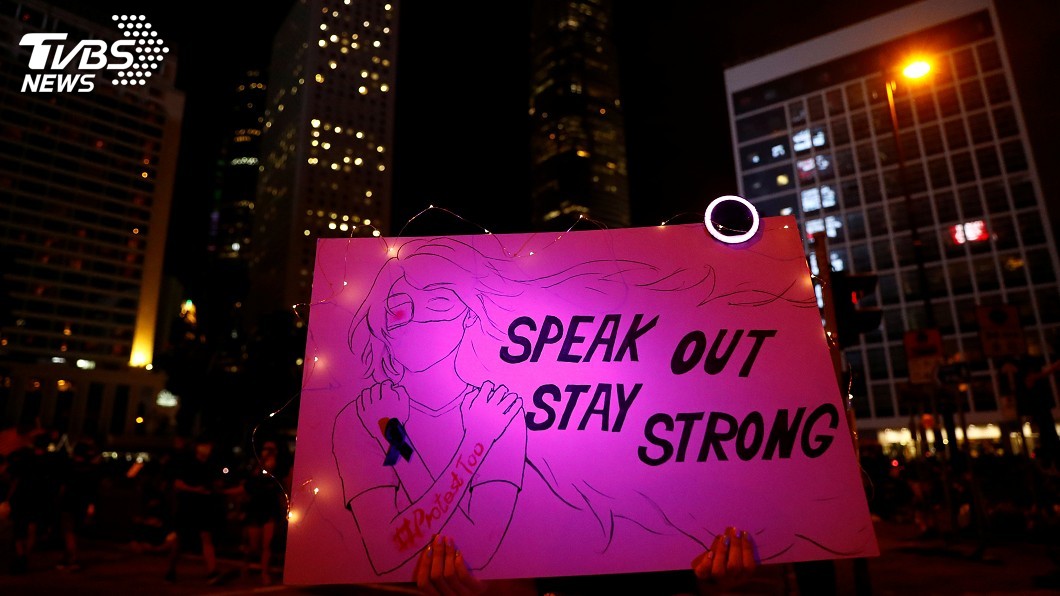 香港反送中抗議警察性暴力集會 3萬人擠滿遮打花園