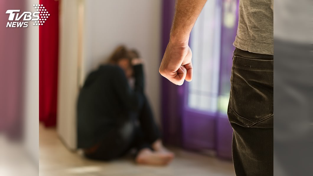 抱著孩子照樣被打 越南正妹DJ慘遭家暴