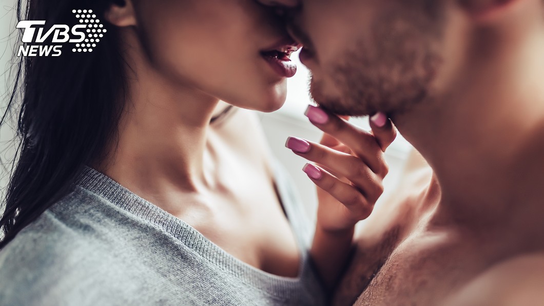 情侶深情熱吻!他身體不適送醫急救 醫師:快叫女友來