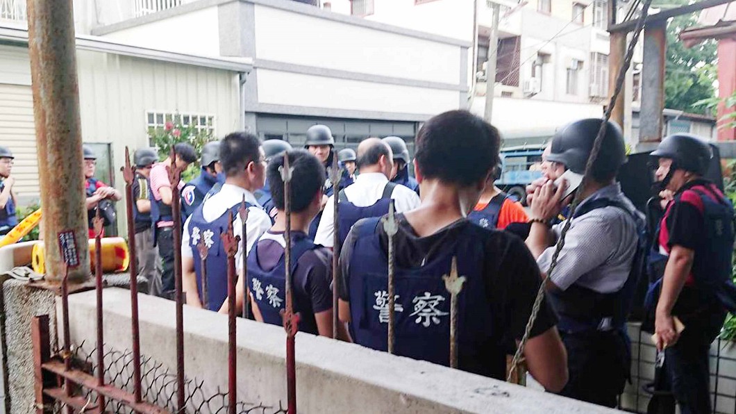 嘉義民雄警匪對峙5小時 歹徒棄械投降警方未開槍