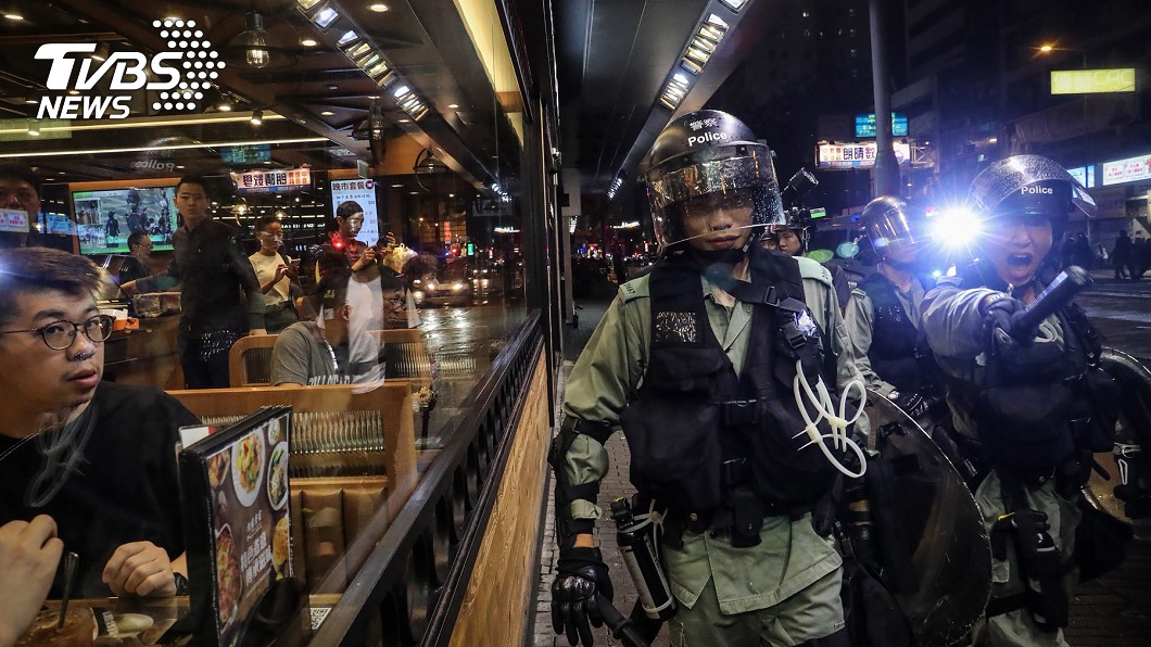 香港反送中運動延燒,示威者31日晚間轉進至灣仔警察總部南面軒尼詩道、鄰近修頓球場處,鎮暴警察也整隊到場強勢驅離,氣勢驚人。圖/中央社