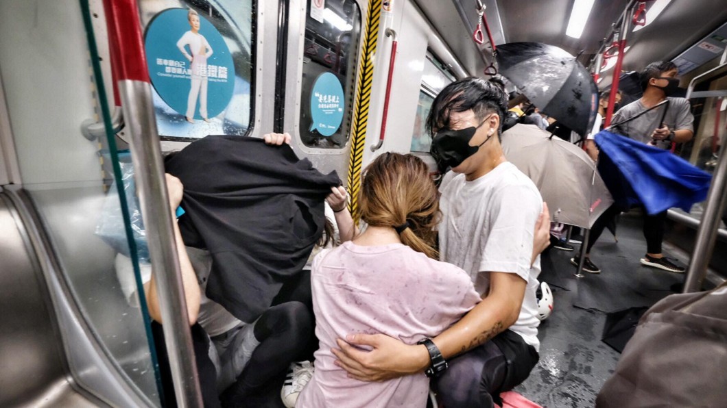 影/反送中最暗夜 港警衝地鐵站無差別暴打