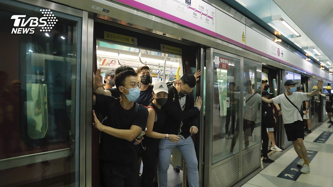 香港示威者「快閃」 港警首度登巴士逮人