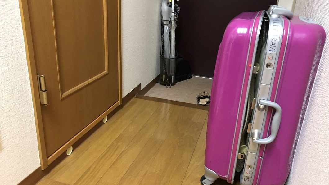 回家上廁所門遭「卡死」 女被囚禁靠這招保命