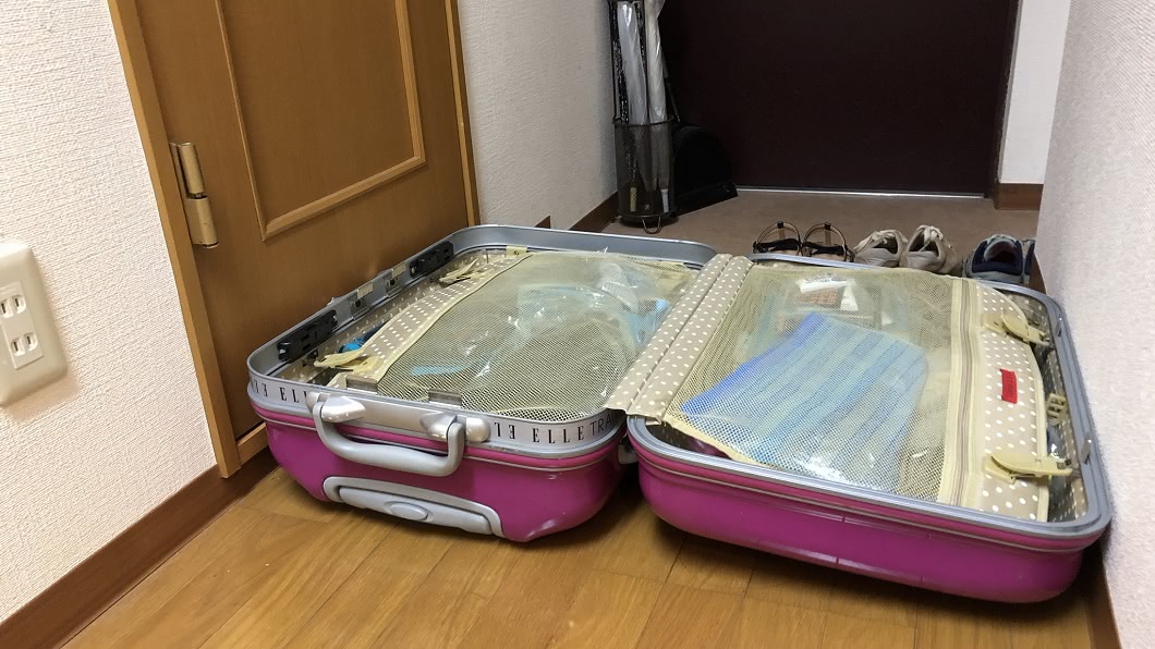 行李箱倒下後，整個掉在通道卡住廁所門，女網友打不開。(圖／翻攝自推特)