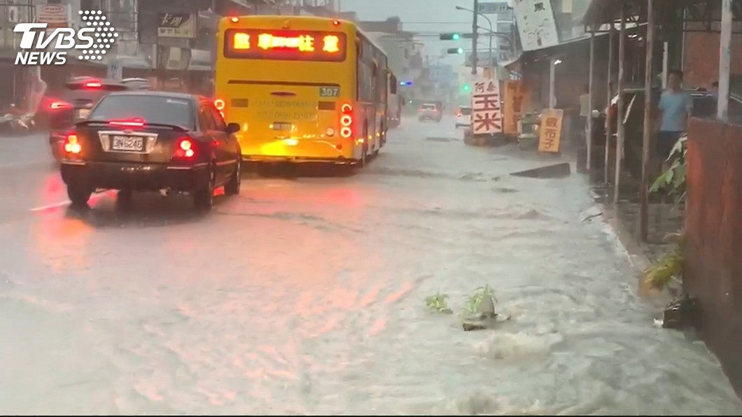 慎防午後陣雨! 南投多處淹水、車泡水遭殃