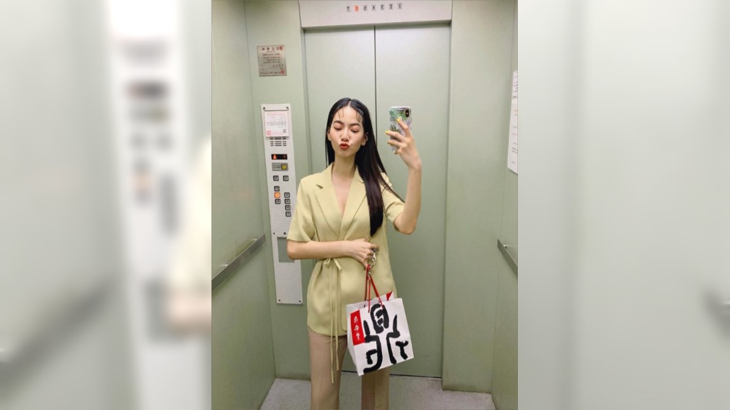 曾之喬分享電梯內自拍。圖/翻攝自曾之喬IG