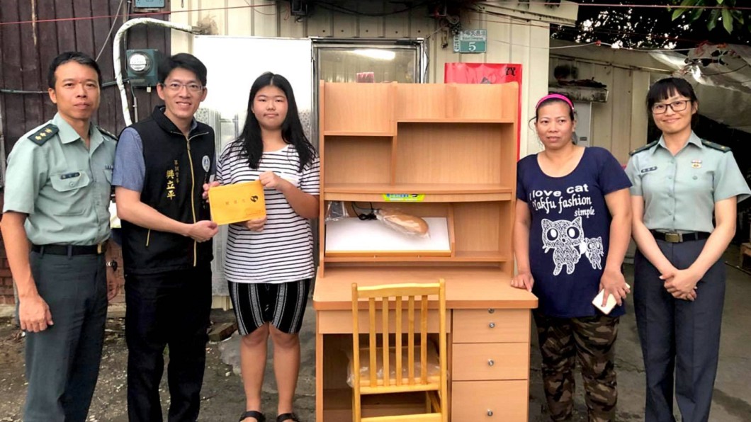 貧女樹下苦讀考上嘉女 教長潘文忠暖送新書桌鼓勵
