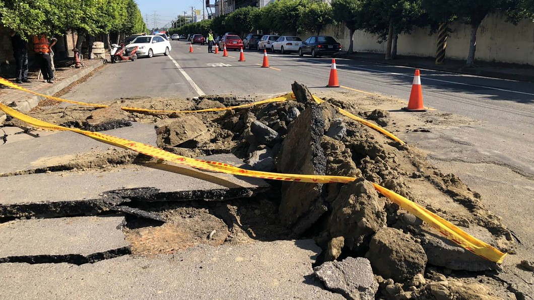 彰化全興工業區氣爆　路面炸出3公尺深窟窿