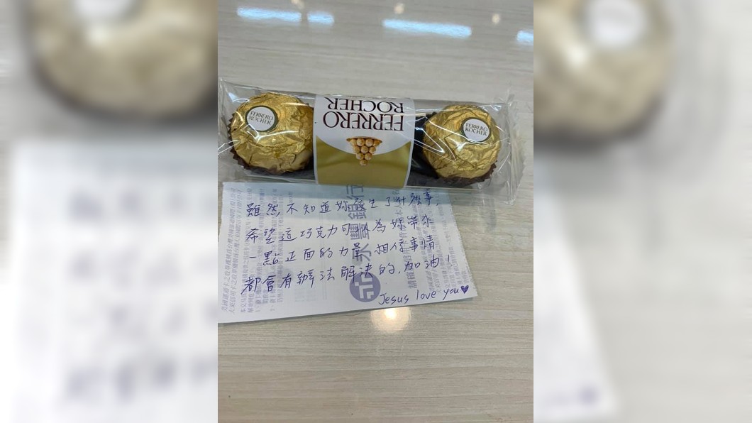 她被劈腿躲超商痛哭 路人暖遞小紙條…4行字逼哭萬人