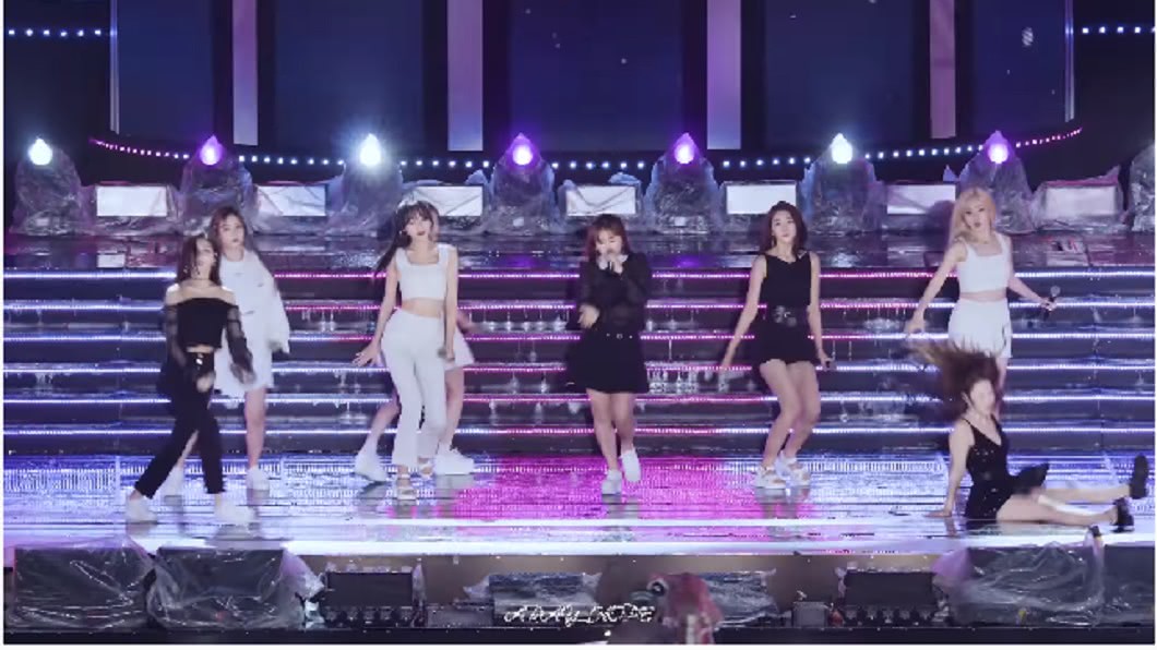 南韓女團「Lovelyz」成員美珠表演不慎跌坐在地。(圖／翻攝至YouTube／ARAY_HOPE)