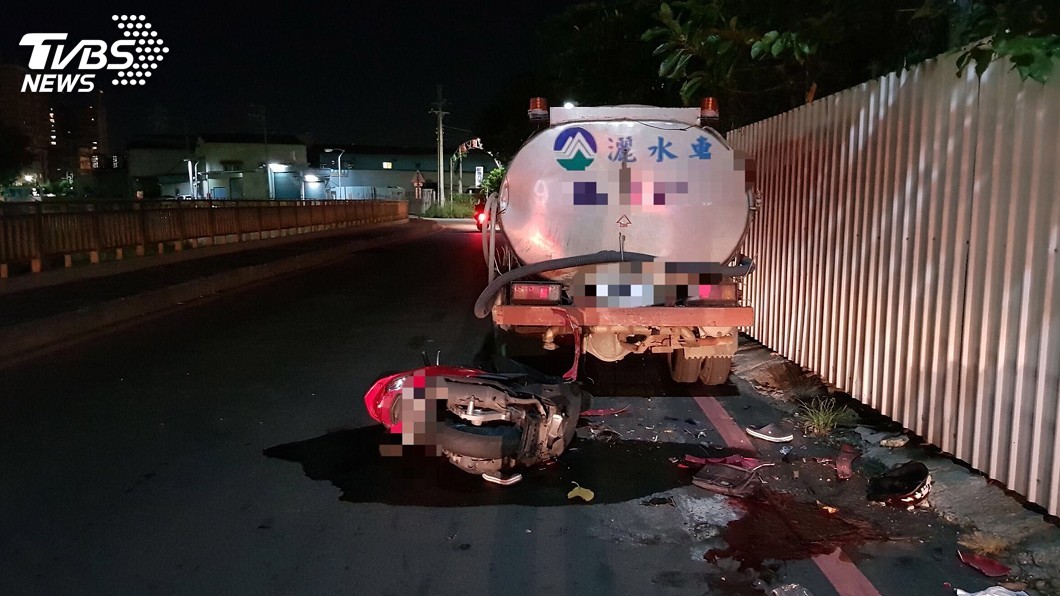 男子清晨騎機車外出　自撞違停灑水車死亡