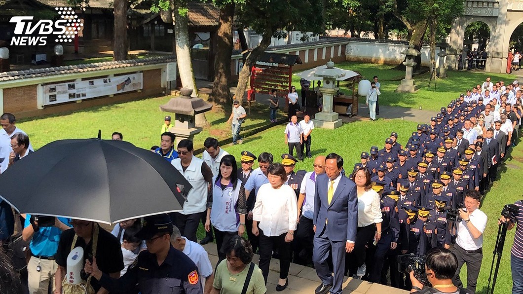 殉職警李承翰入忠烈祠 黃敏惠、郭台銘同台致意